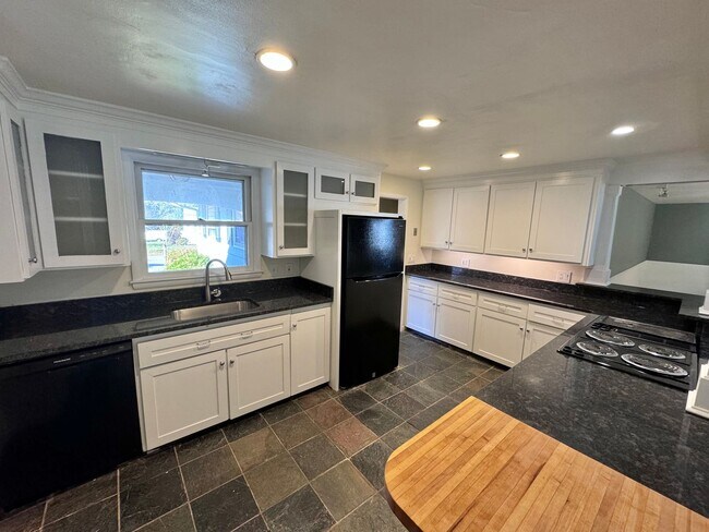 Foto del edificio - Beautiful Single Family Home in Portsmouth | 3 Bedroom 2.5 Bath Ranch w/ Finished Basement!