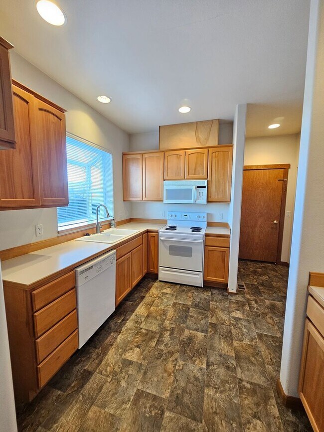 Foto del edificio - Lakefront Condo in Gated Community