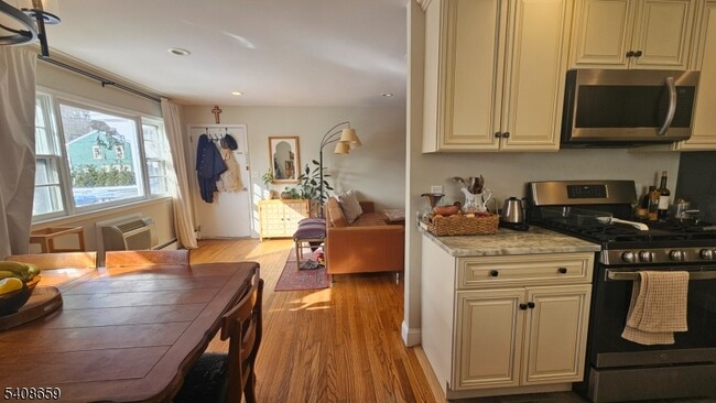 Building Photo - 201 Vail St