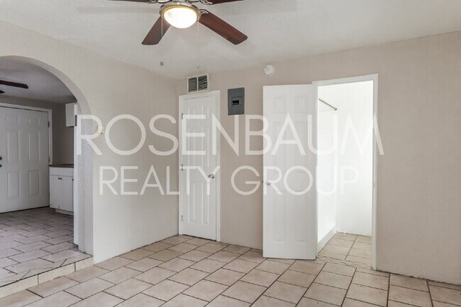 Foto del edificio - 302 W Flores St