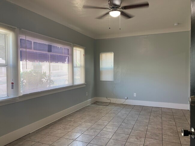 Building Photo - 425 N Rose Pl