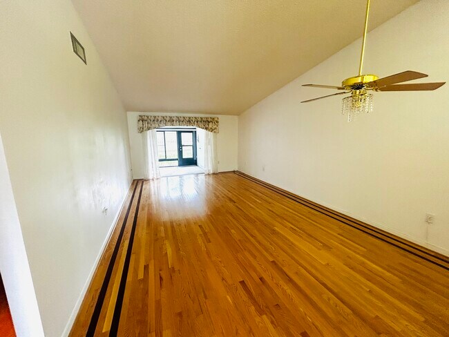 Foto del edificio - 1725 Pine Ridge Way E