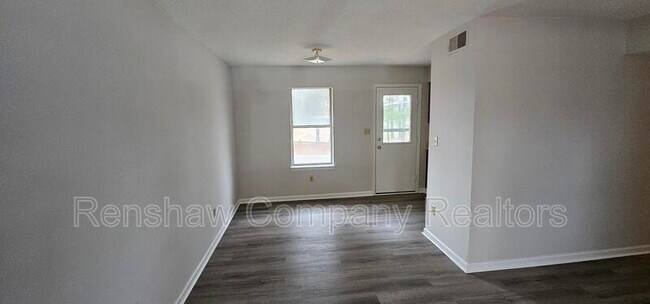 Foto del edificio - 142 Harrison Rd