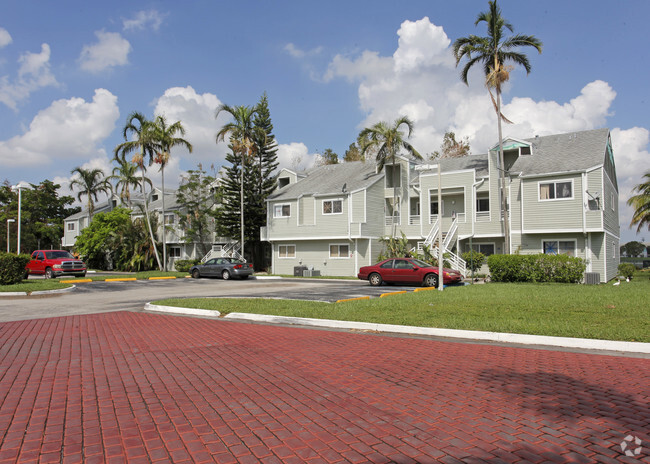 Building Photo - Summer Lake Condominiums