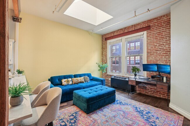 Building Photo - 308 W 8th St