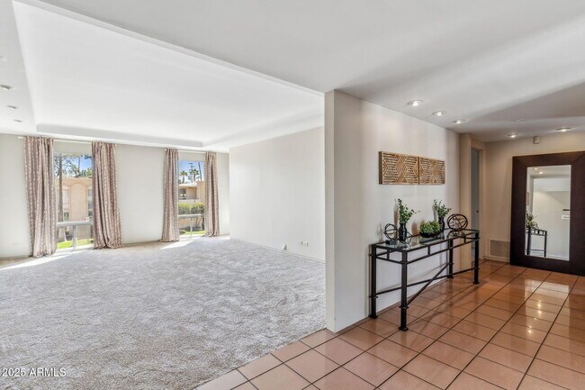 Foto del edificio - 6928 E 3rd St