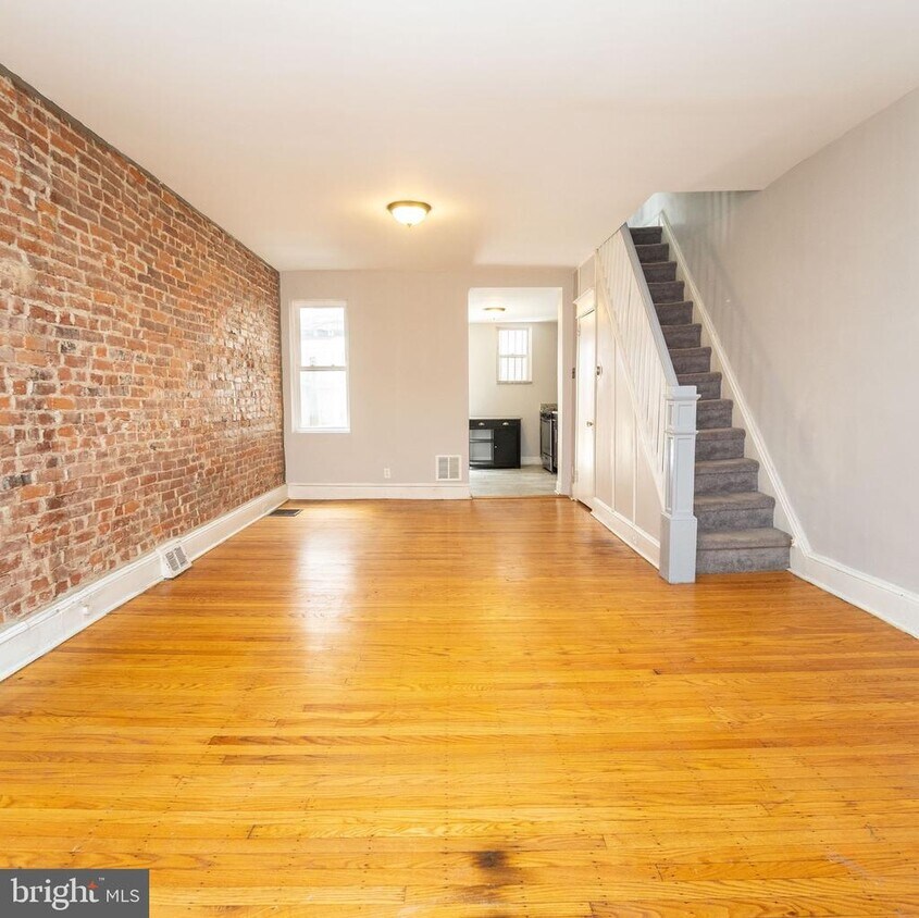 Primary Photo - 2421 S Marshall St