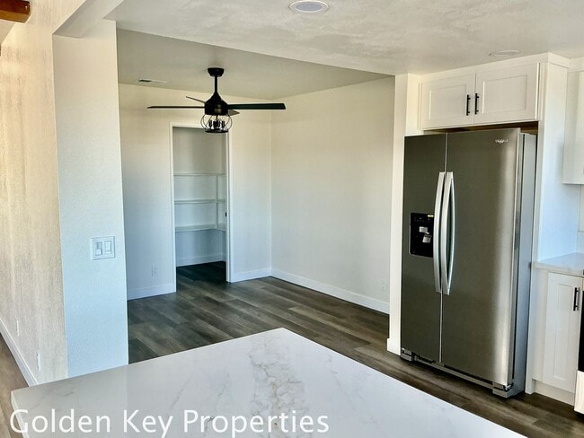 Building Photo - Welcome to this stunning duplex located in beautiful Bonsall!