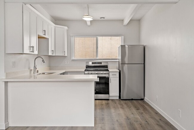 Building Photo - Quiet Comfortable Upstairs 2 Bedroom 1 Bath Located close to Downtown