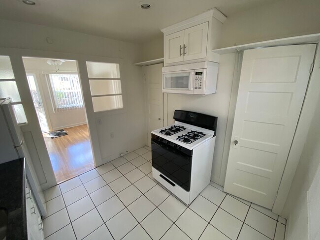 Kitchen - 963 Emerson St