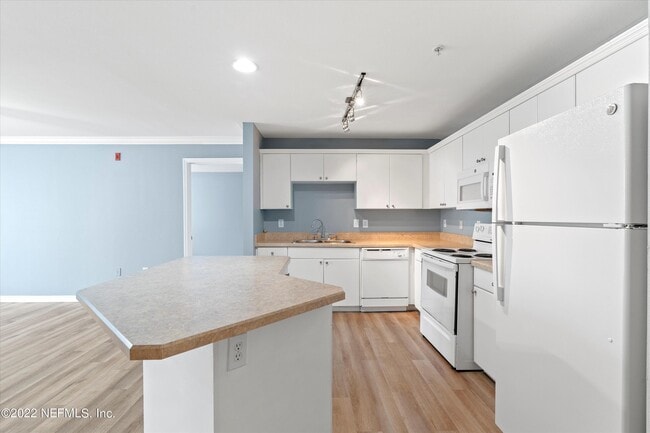 Foto del edificio - 3591 Kernan Blvd S