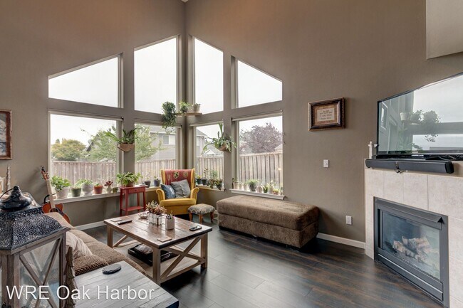 Building Photo - 3 br, 2.5 bath House - 1765 NW Almond Lp