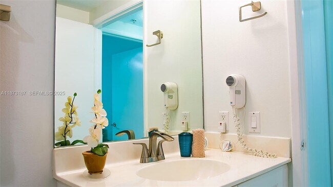 Foto del edificio - 18100 N Bay Rd