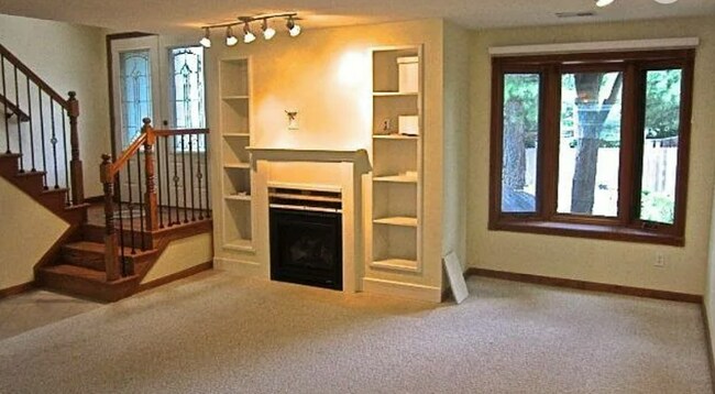 Building Photo - 65 Benthaven Pl