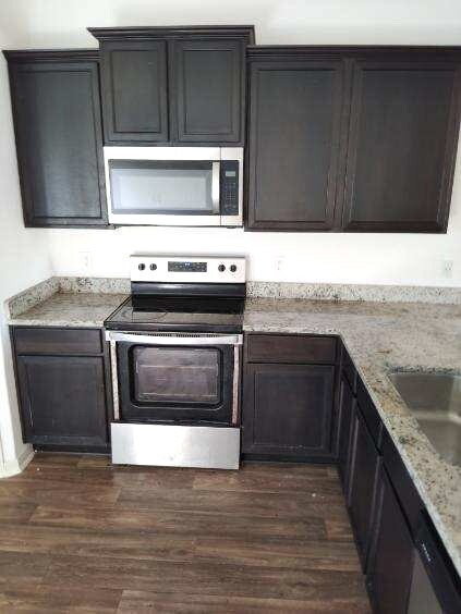 Foto del edificio - 5 Bedroom Available Now!