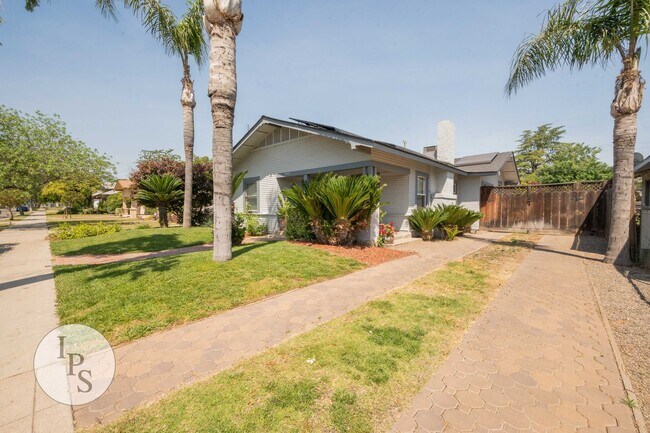 Foto del edificio - Beautifully Updated Fresno Tower Home, 3BR/2BA, plus Solar!!