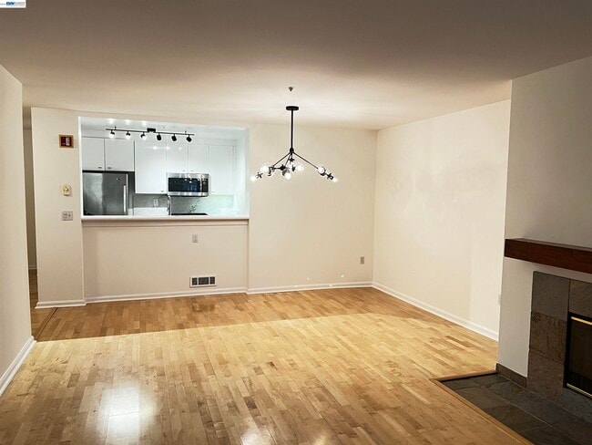 Building Photo - 650 Chestnut St