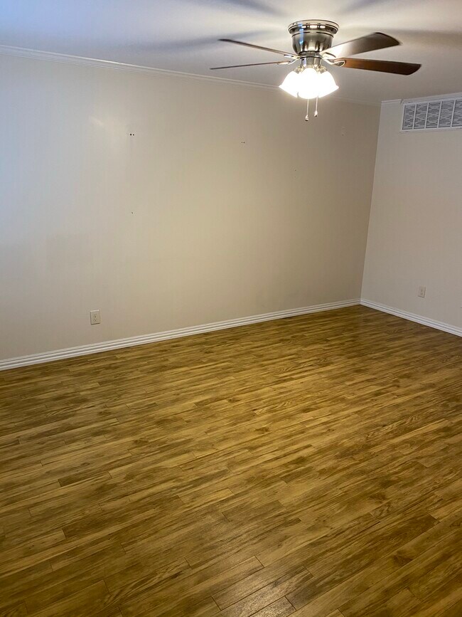 Foto del edificio - 3216 Crosscreek Dr