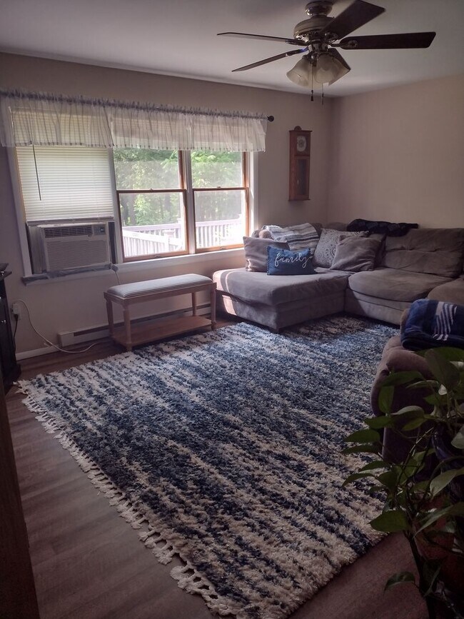 Foto del edificio - 3 Bedroom House in Houserville For Rent De...