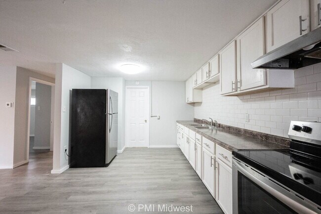Building Photo - "Charming 3-Bedroom Home with Spacious Living in Indianapolis!"
