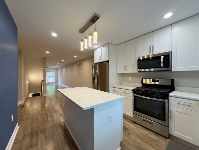 Building Photo - Modern 3-Bedroom Townhome with Fenced Back...
