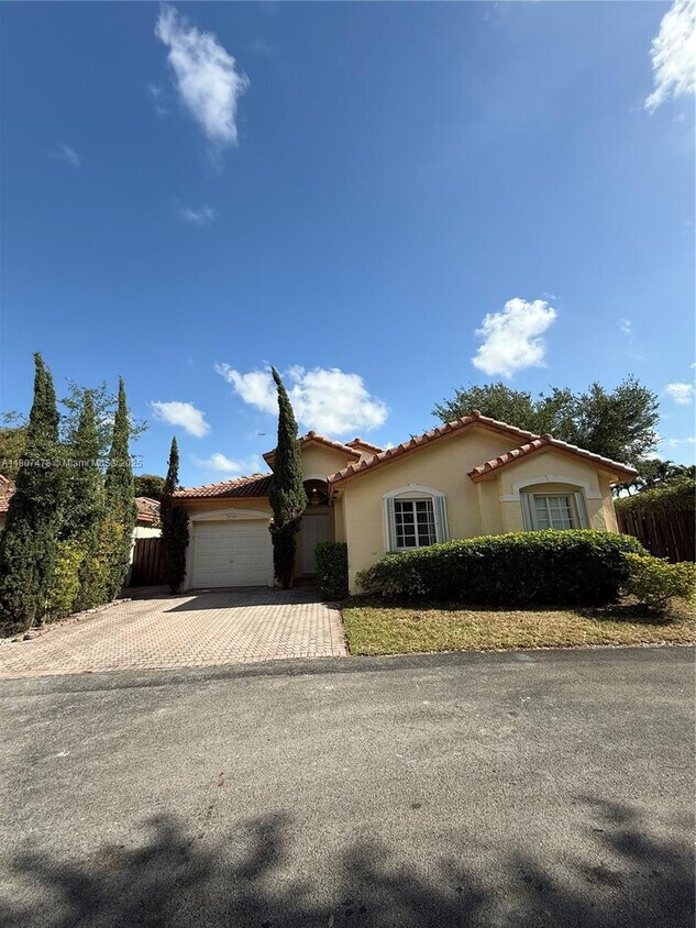 Foto principal - 5858 NW 113th Pl