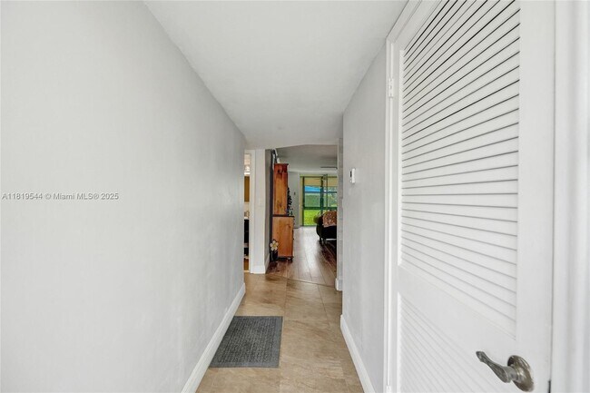 Foto del edificio - 9410 N Hollybrook Lake Dr