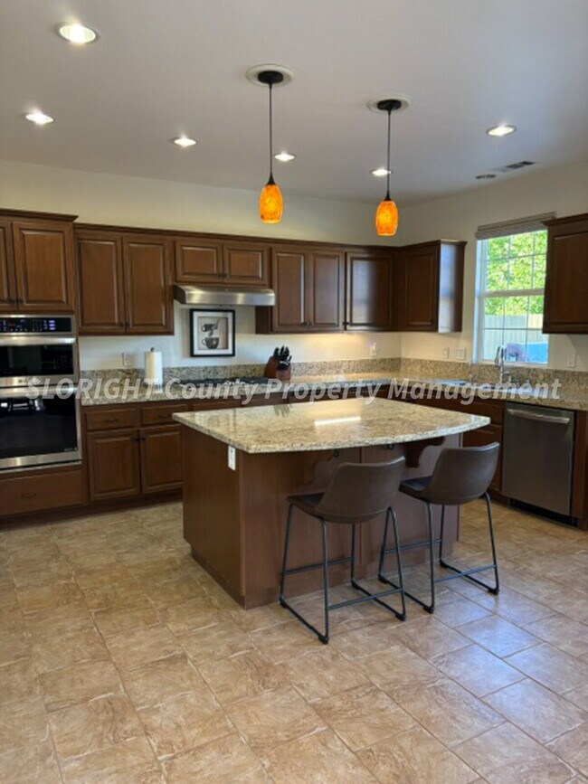 Foto del edificio - AVAILABLE AUGUST - 3 Bed/3 Bath Atascadero Home - With Pool