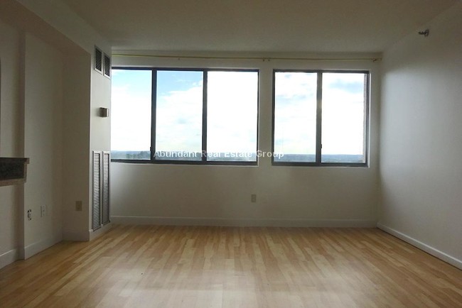 Foto del edificio - 250 Hammond Pond Pky