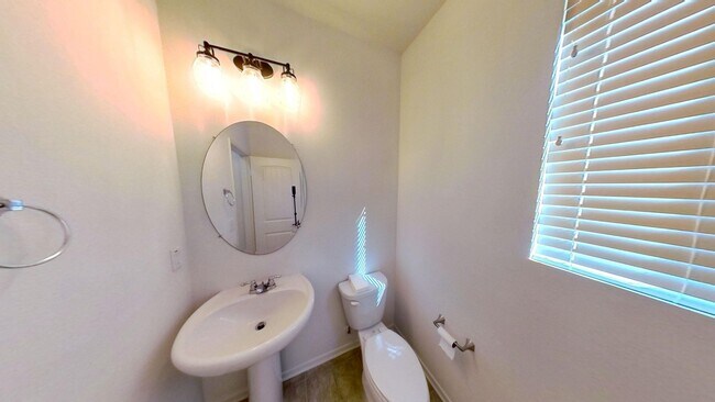 Foto del edificio - PRICE REDUCTION! Gorgeous 4 Bedroom 2.5 Ba...