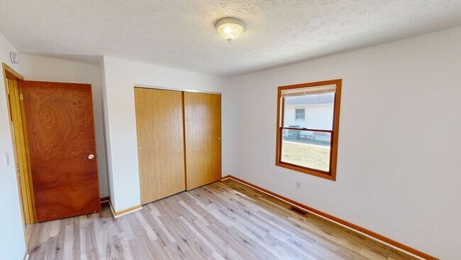 Building Photo - 214 Woodsview Dr
