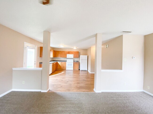 Building Photo - 3 bedrooms & 2.5 bathroom Home