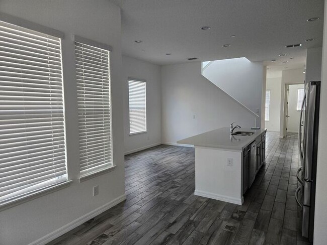 Building Photo - stunning three-story townhome, located in ...