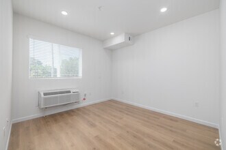 1BR, 1BA - 450SF - Living Room - Haven on Orange