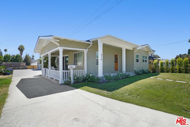 Building Photo - 616 Royal Oaks Dr