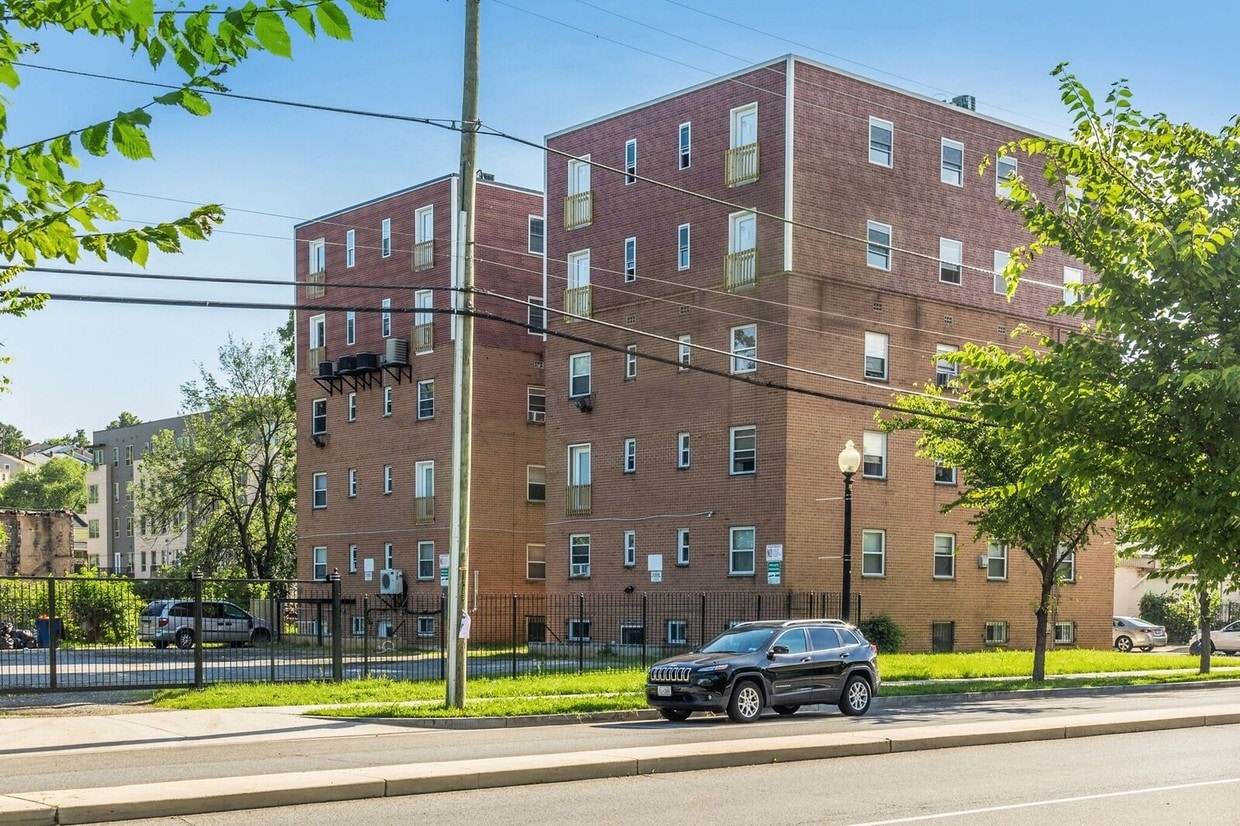 Building Photo - 704 51st St NE