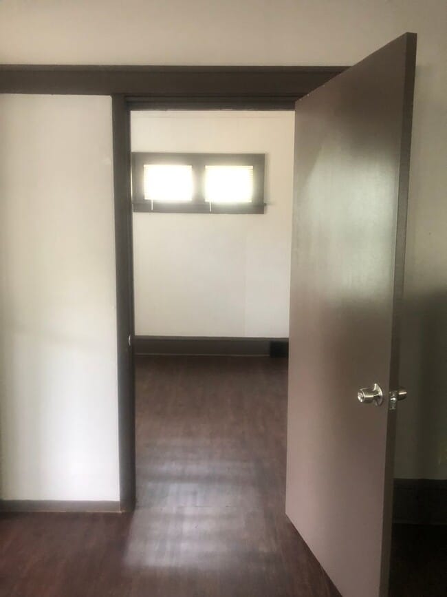 Building Photo - 3 Bedroom, 1 Bath House Available with Private Yard