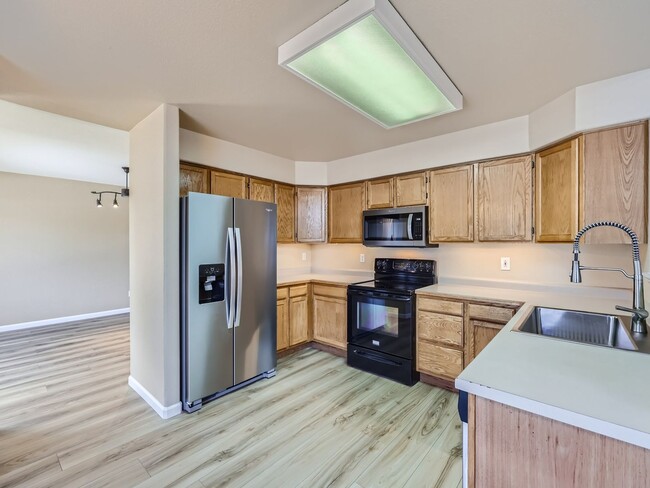 Building Photo - Evolve Real Estate: Beautifully Upgraded 4...