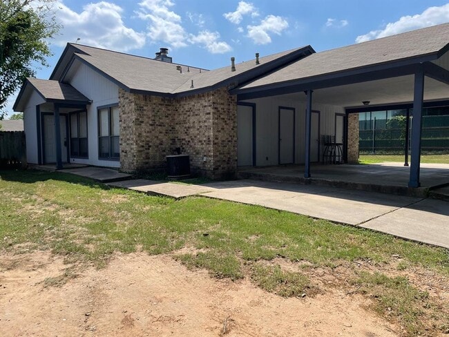 Building Photo - 318 W William Cannon Dr