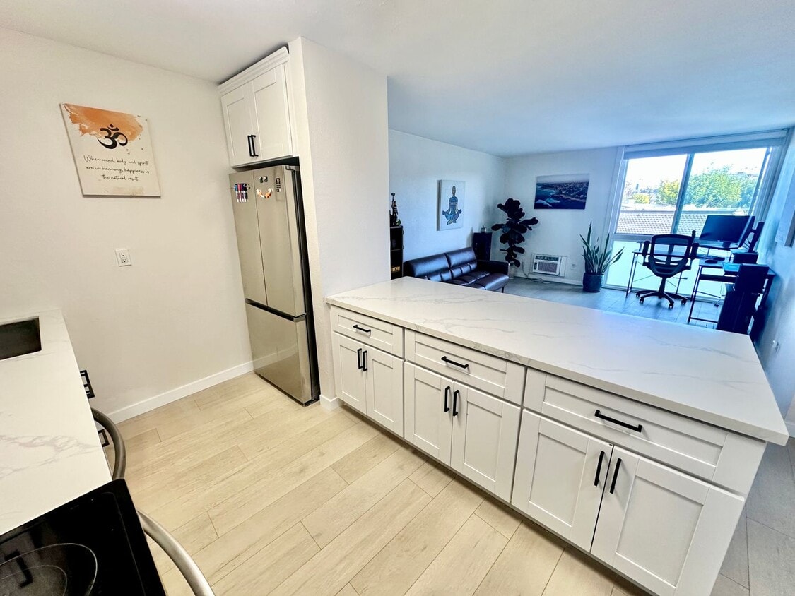 Primary Photo - Beautiful condo in resort community