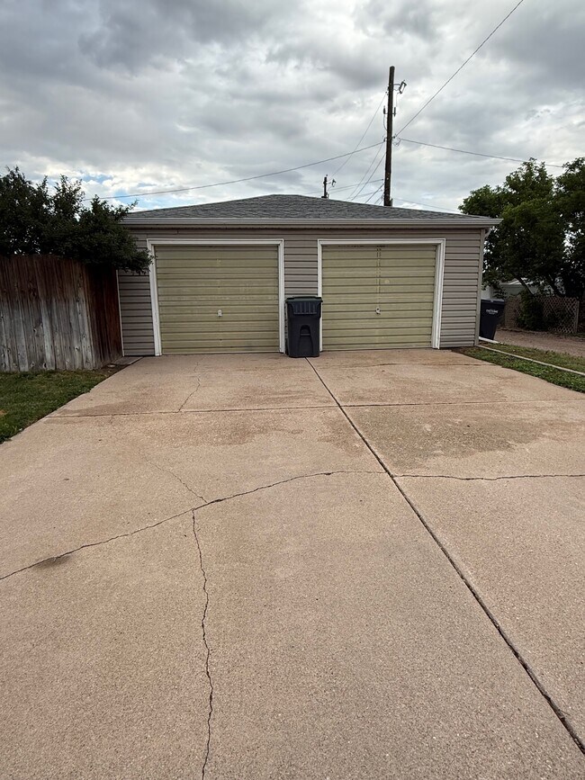 Entrada de coches - 1601 Crook Ave