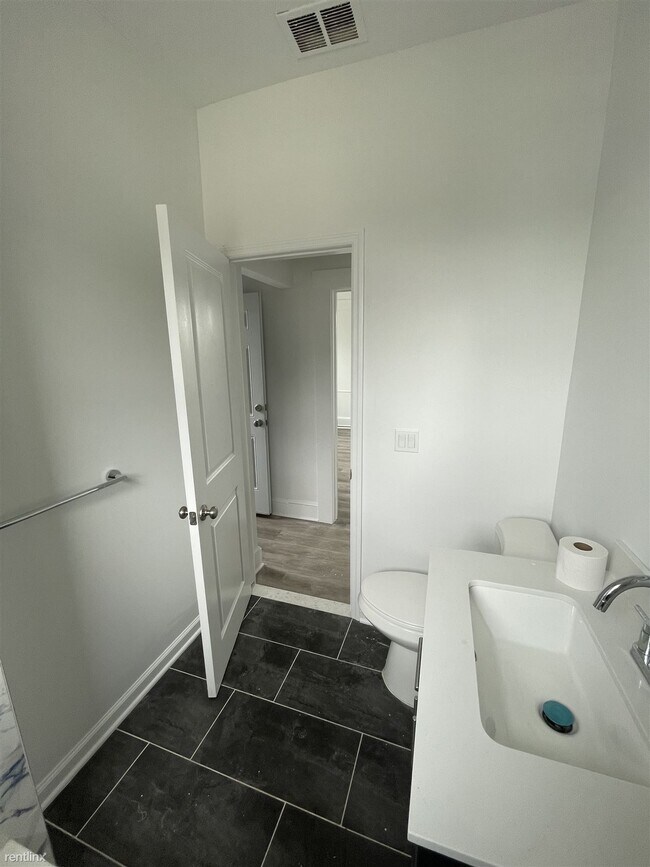 Foto del edificio - 3 br, 1 bath 4plex - 1126 Drake Avenue 2F