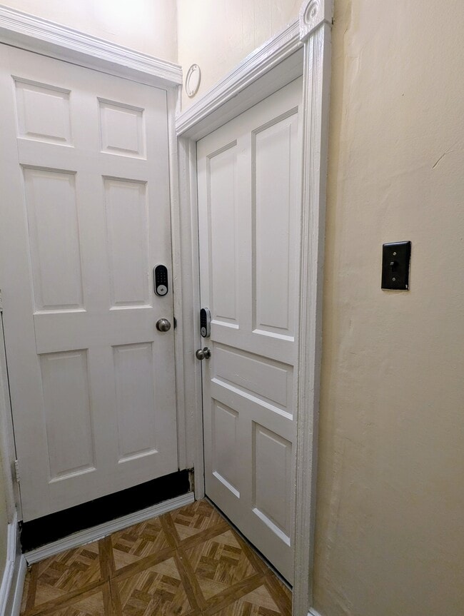 Puerta principal - 7414 Montour St