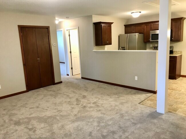 Living room w/closet - 10 Harlow St
