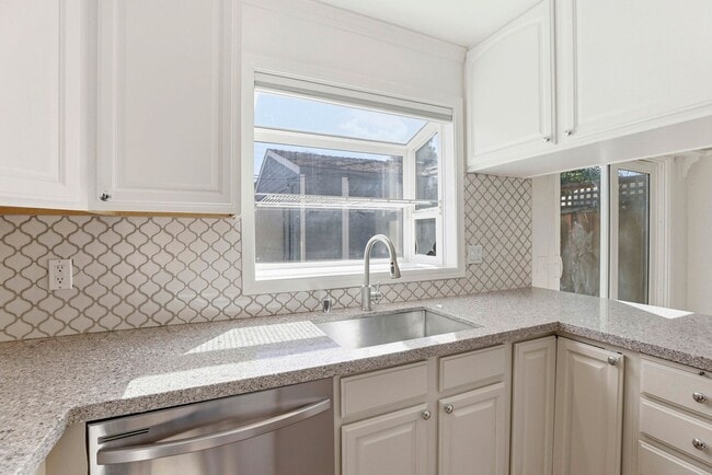 Building Photo - Freshly Renovated Single-Family Townhouse for Rent