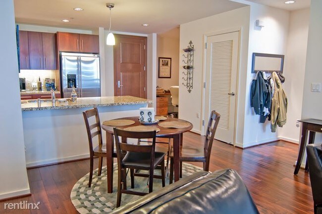 Foto del edificio - 360 Everett Ave