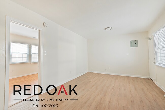 Building Photo - ~1 Month FREE~ Spacious One Bedroom with K...