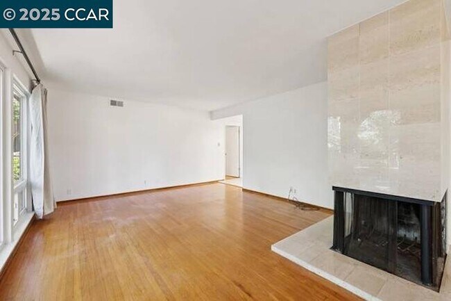 Building Photo - 2047 Queens Ln