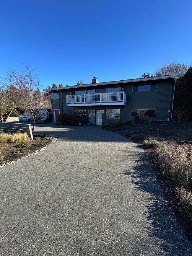 Foto del edificio - 2 bedroom 1 bath daylight basement unit in the heart of Edmonds