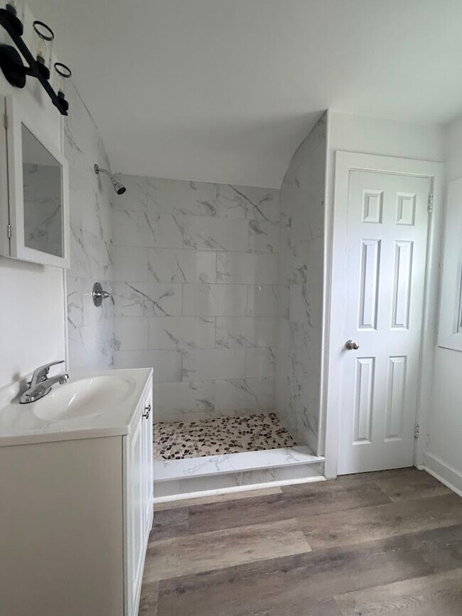 Building Photo - Completely remodeled upstairs loft apartment with garage below